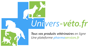 couple de vétérinaires souriants avec des animaux